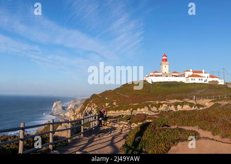 Cabo da Roca Klippen und Leuchtturm an der Küste des Atlantischen Ozeans mit atemberaubenden Wellen, eine Touristenattraktion und Grenze von Kontinentaleuropa, Portu Stockfoto