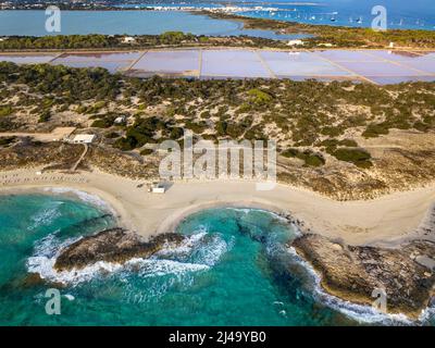 Luftaufnahme von Ses Salines d´en Marroig Salzteich Verdunstungssee Formentera Bunte Salzwerk Horizont auf den Balearen, Spanien. Im Fristpla Stockfoto
