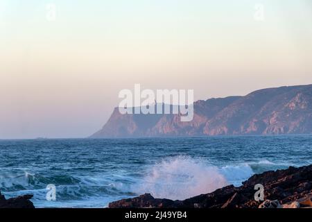 Cabo da Roca Klippen und Leuchtturm an der Küste des Atlantischen Ozeans mit atemberaubenden Wellen, eine Touristenattraktion und Grenze von Kontinentaleuropa, Portu Stockfoto