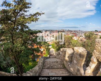 Treppe in der Burg Saint George, Burg São Jorge eine maurische Burg auf dem Hügel mit Blick auf das historische Zentrum der portugiesischen Stadt Lissabon und Stockfoto