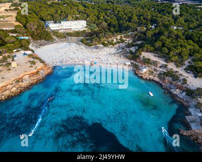 Luftaufnahme von Cala Saona bei Sonnenuntergang mediterrane beste Strände, Formentera Balearen, Spanien Stockfoto