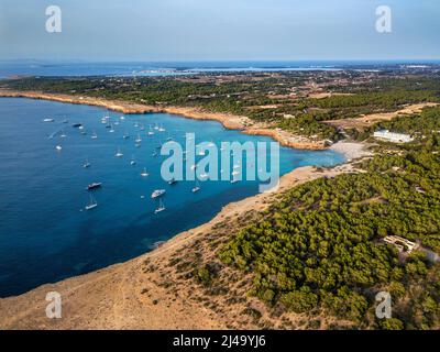 Luftaufnahme von Punta Rasa in der Nähe von Cala Saona bei Sonnenuntergang mediterrane beste Strände, Formentera Balearen, Spanien Stockfoto