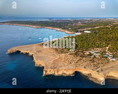 Luftaufnahme von Punta Rasa in der Nähe von Cala Saona bei Sonnenuntergang mediterrane beste Strände, Formentera Balearen, Spanien Stockfoto