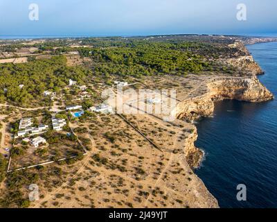 Luftaufnahme von Punta Rasa in der Nähe von Cala Saona bei Sonnenuntergang mediterrane beste Strände, Formentera Balearen, Spanien Stockfoto