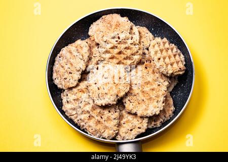 Waffel in einer Pfanne auf gelbem Hintergrund Stockfoto