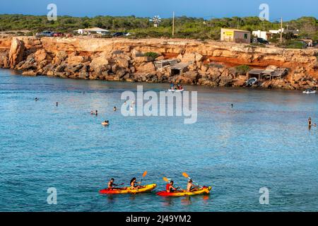 Kajakfahren und Luftaufnahme von Cala Saona bei Sonnenuntergang mediterrane beste Strände, Formentera Balearen, Spanien Stockfoto