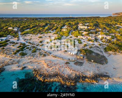 Luftaufnahme in der Sonnenuntergangszeit an einem berühmten Strand von Plata de Mijorn, Piratabus chiringuito bar Formentera (Balearen). Stockfoto