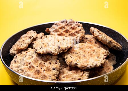 Waffel in einer Pfanne auf gelbem Hintergrund Stockfoto