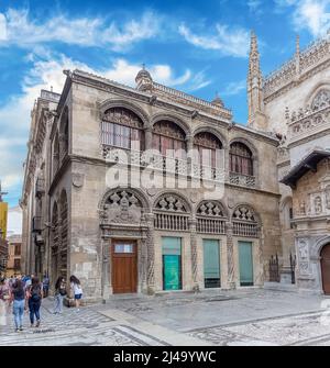 Granada Spanien - 09 14 2021: Blick auf die Fassade der Königlichen Kapelle von Granada, integriert in den Komplex der benachbarten Kathedrale von Granada, touris Stockfoto