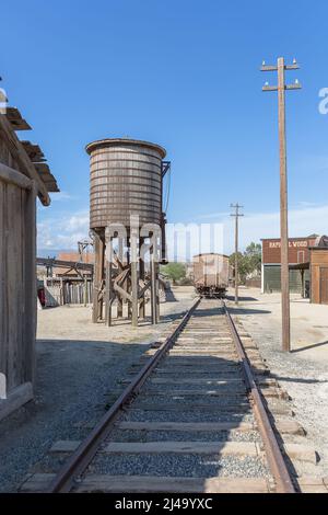 Alméria Spanien - 09 15 2021: Blick auf ein typisches Szenario der alten Westbahnen, auf der Oasys - Mini Hollywood, Themenpark im spanischen Westernstil, Western sc Stockfoto