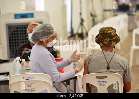 Bangkok, Thailand. 12. April 2022. Ein Mann erhält am 12. April 2022 in Bangkok, Thailand, eine Dosis des Impfstoffs COVID-19. Quelle: Rachen Sageamsak/Xinhua/Alamy Live News Stockfoto