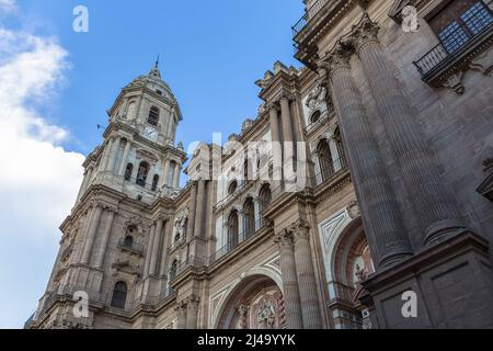 Malaga Spanien - 09 15 2021: Detailansicht an der Vorderfassade der Kathedrale von Málaga oder der Kathedrale Santa Iglesia Basílica de la Encarnación und Obispo Stockfoto