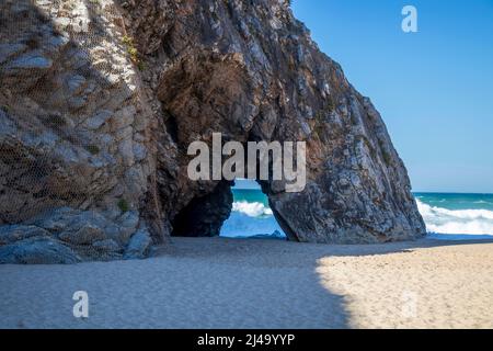 Tor am Strand Praia da Adraga, einem Nordatlantikstrand in Portugal, in der Nähe der Stadt Almoçageme, Sintra, Europa Stockfoto