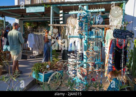 Ein Hippie-Shop auf dem Hippiemarkt von La Mola, im Dorf El Pilar. Formentera (Balearen). Jeden Mittwoch und Sonntag von Mai bis Oktober, Stockfoto