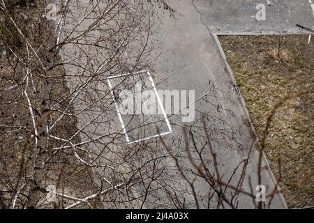 Teile der Fenster hängen an Ästen und liegen auf dem Boden. Die Luftwaffe der russischen Armee bombardierte zivile Objekte. Raketenangriff. Krieg Russlands Stockfoto