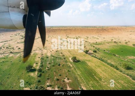 Blick auf die Thar-Wüste aus einem Flugzeug, Rajasthan, Indien. Die Propeller und Thar wüsten im Rahmen. Stockfoto