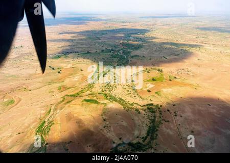 Blick auf die Thar-Wüste aus einem Flugzeug, Rajasthan, Indien. Die Propeller und Thar wüsten im Rahmen. Schönes Spiel von Sonnenlicht und Wolken Schatten. Stockfoto