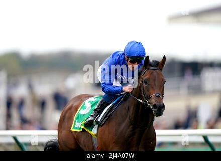 Native Trail, der von Jockey William Buick auf dem Weg zum Gewinn der bet365 Craven Stakes am zweiten Tag des Craven Meetings bet365 auf der Newmarket Racecourse, Newmarket, gefahren wird. Bilddatum: Mittwoch, 13. April 2022. Stockfoto