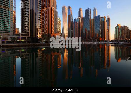 moderne Architektur, Dubai Marina, atemberaubende Aussicht auf die Skyline von Dubai mit Bürohochhäusern und Hotels mit Spiegelung im Dubai Kanal Stockfoto