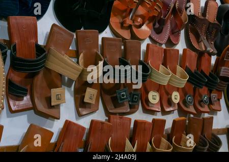 Zum Verkauf stehen zwei schöne Rajasthani Herrenschuhe zur Verfügung. Jaisalmer, Rajasthan, Indien. Stockfoto