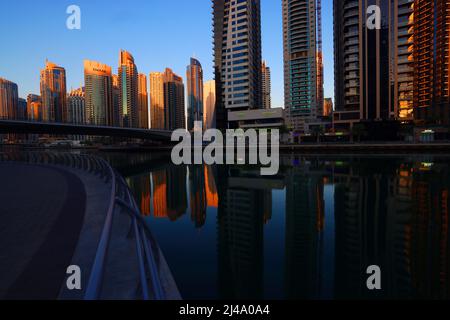 moderne Architektur, Dubai Marina, atemberaubende Aussicht auf die Skyline von Dubai mit Bürohochhäusern und Hotels mit Spiegelung im Dubai Kanal Stockfoto