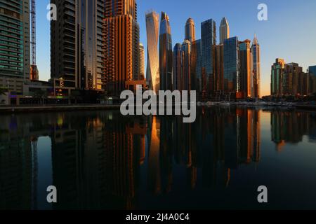 Dubai Marina, moderne Architektur, atemberaubende Aussicht auf die Skyline von Dubai mit Bürohochhäusern und Hotels mit Spiegelung im Dubai Kanal Stockfoto