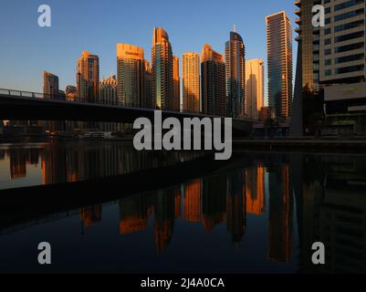 moderne Architektur, Dubai Marina, atemberaubende Aussicht auf die Skyline von Dubai mit Bürohochhäusern und Hotels mit Spiegelung im Dubai Kanal Stockfoto