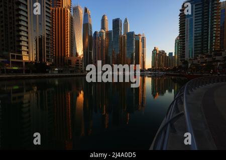 Dubai Marina, moderne Architektur, atemberaubende Aussicht auf die Skyline von Dubai mit Bürohochhäusern und Hotels mit Spiegelung im Dubai Kanal Stockfoto