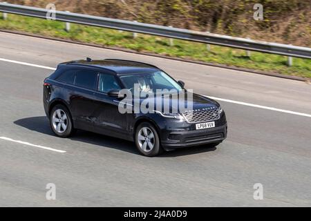 2018 schwarzer Land Rover Range Rover Velar R-Dynamic S 2993cc 8-Gang-Automatikgetriebe; Fahren auf der Autobahn M61, Großbritannien Stockfoto