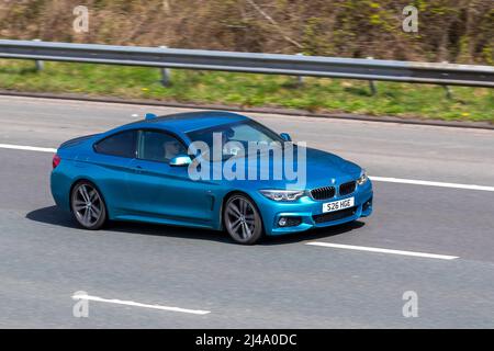 2017 blau BMW 420 420D M Sport Gran Coupe 1995cc 8-Gang-Automatik; Fahren auf der Autobahn M61, Großbritannien Stockfoto