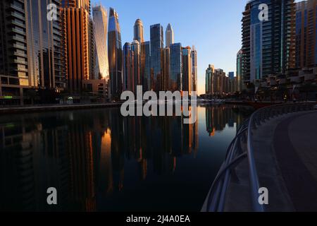 Dubai Marina, moderne Architektur, atemberaubende Aussicht auf die Skyline von Dubai mit Bürohochhäusern und Hotels mit Spiegelung im Dubai Kanal Stockfoto