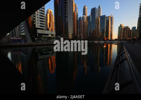 Dubai Marina, moderne Architektur, atemberaubende Aussicht auf die Skyline von Dubai mit Bürohochhäusern und Hotels mit Spiegelung im Dubai Kanal Stockfoto