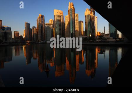 Dubai Marina, moderne Architektur, atemberaubende Aussicht auf die Skyline von Dubai mit Bürohochhäusern und Hotels mit Spiegelung im Dubai Kanal Stockfoto