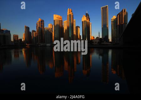 Dubai Marina, moderne Architektur, atemberaubende Aussicht auf die Skyline von Dubai mit Bürohochhäusern und Hotels mit Spiegelung im Dubai Kanal Stockfoto