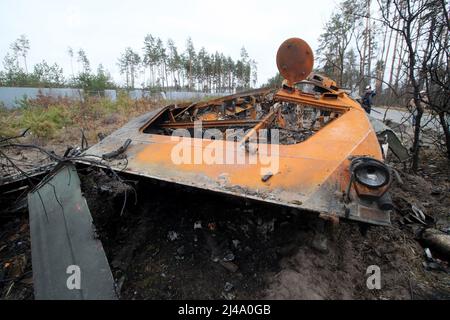 Ukraine. 13. April 2022. Bucha, Ukraine, 13. April 2022. In der Nähe des Dorfes Dmytriwka, Bezirk Bucha, Region Kiew, Nord-Zentral-Ukraine, ist am 13. April die zerstörte militärische Ausrüstung der russischen Armee zu sehen. 2022. Foto von Pavlo Bahmut/Ukrinform/ABACAPRESS.COM Quelle: Abaca Press/Alamy Live News Stockfoto