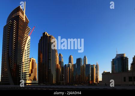 Dubai Marina, moderne Architektur, atemberaubende Aussicht auf die Skyline von Dubai mit Bürohochhäusern und Hotels mit Spiegelung im Dubai Kanal Stockfoto