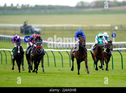 Native Trail, der von Jockey William Buick (Mitte rechts, blaue Seide) auf dem Weg zum Gewinn der bet365 Craven Stakes am zweiten Tag des Craven Meetings bet365 auf der Newmarket Racecourse, Newmarket, gefahren wird. Bilddatum: Mittwoch, 13. April 2022. Stockfoto