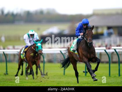 Native Trail, der von Jockey William Buick (rechts) auf dem Weg zum Gewinn der bet365 Craven Stakes am zweiten Tag des Craven Meetings bet365 auf der Newmarket Racecourse, Newmarket, gefahren wird. Bilddatum: Mittwoch, 13. April 2022. Stockfoto