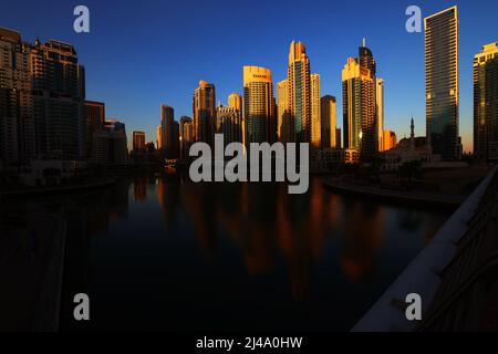 Dubai Marina, moderne Architektur, atemberaubende Aussicht auf die Skyline von Dubai mit Bürohochhäusern und Hotels mit Spiegelung im Dubai Kanal Stockfoto