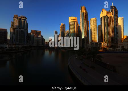 Dubai Marina, moderne Architektur, atemberaubende Aussicht auf die Skyline von Dubai mit Bürohochhäusern und Hotels mit Spiegelung im Dubai Kanal Stockfoto