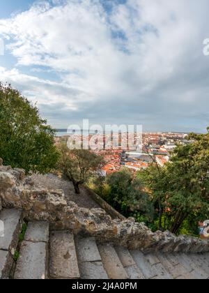 Treppe in der Burg Saint George, Burg São Jorge eine maurische Burg auf dem Hügel mit Blick auf das historische Zentrum der portugiesischen Stadt Lissabon und Stockfoto