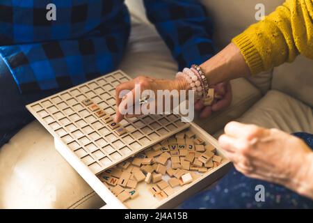 Puzzle aus Holz oder Wortspiel. Senioren verbringen Zeit zusammen. Aktive Großeltern. Hochwertige Fotos Stockfoto