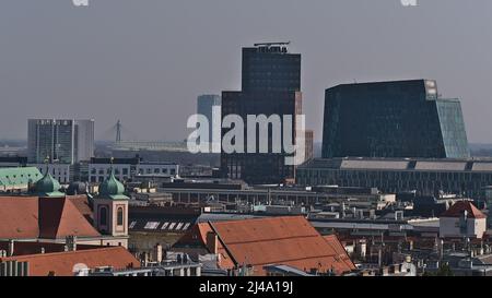 Luftpanorama über den Nordosten der Innenstadt von Wien, der Hauptstadt Österreichs, mit Bürohochhäusern und dem Ernst-Happel-Stadion. Stockfoto