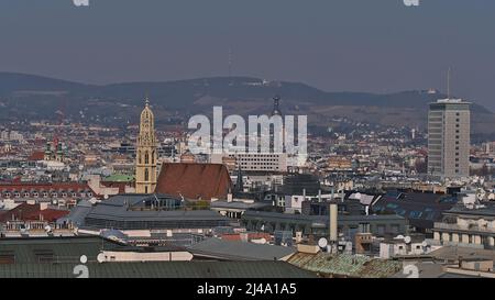 Schöne Luftpanorama-Ansicht der westlichen Innenstadt von Wien, Österreich, mit Kirche Maria am Gestade und Kahlenberg Hügel im Hintergrund. Stockfoto