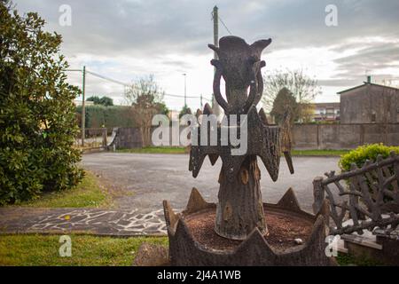 Detail des Betonbrunnens im Garten Stockfoto