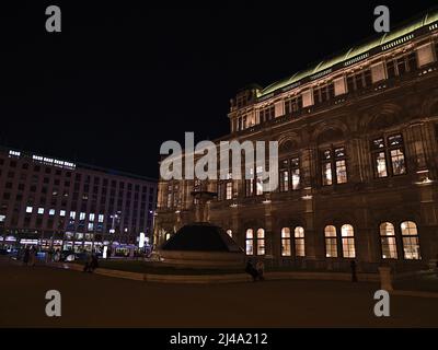 Nachtansicht der berühmten Wiener Staatsoper (19.. Jahrhundert) im historischen Zentrum von Wien, Hauptstadt von Österreich, mit beleuchteten Fenstern. Stockfoto