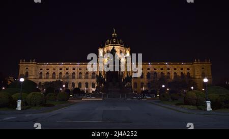 Vorderansicht des berühmten Naturhistorischen Museums (NHM) von Wien, Österreich bei Nacht in der historischen Innenstadt mit beleuchteter Fassade, Denkmal. Stockfoto