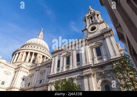 Kuppel und Turm der Saint Paul Cathedral unter blauem Himmel an einem sonnigen Tag, London, Vereinigtes Königreich Stockfoto