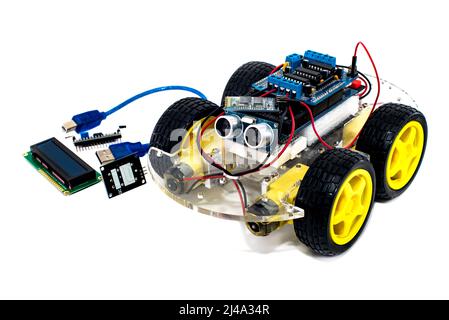 Robotertechnik für Kinder.Programmierbares Roboterauto mit Hindernisvermeidung und Liniennachführung, isoliert auf weißem Hintergrund mit Beschneidungspfad. Auto Stockfoto