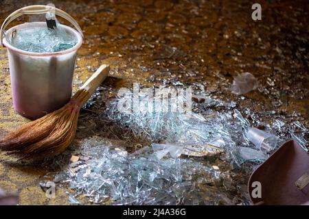 Zerbrochenes Glas durch zerbrochene Fenster. Die Luftwaffe der russischen Armee bombardierte zivile Objekte. Raketenangriff. Krieg Russlands gegen die Ukraine. 20.03.2022, Stockfoto